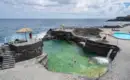Genießen Sie ein Bad in den natürlichen Pools von La Palma Mehrere Menschen schwimmen in den natürlichen Meeresbecken von La Palma.