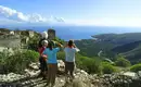 Toller Meerblick von unserer Wanderung im Shushica-Tal aus Drei Personen genießen den Blick auf das Shushica-Tal und das Meer in Albanien.
