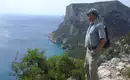 Tolle Ausblicke entlang der Küstenwanderung auf Sardinien Person genießt Ausblick auf Sardiniens Küste während einer Wanderung.