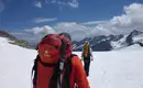 Bergsteiger auf Schneefeld in den Stubaier Alpen mit beeindruckender Bergkulisse.