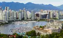 Vancouver Skyline mit Yachthafen Stadtansicht von Vancouver mit Bergen im Hintergrund und Yachthafen im Vordergrund