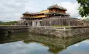 Historische Stadtmauern in Vietnam Historische Mauern und Eindachung in Vietnam, umgeben von Wassergraben.