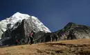 Auf unserer Wanderung in der Everest-Region Gruppe von Wanderern in der Himalaya-Berglandschaft unter klarem Himmel.