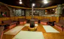 Gemütliche Lodge in der Everest-Region Gemütliche Lodge mit Holzinterieur, bequemen Sitzbereichen und einem Kamin.