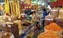 Vietnamesischer Markt voller Lebendigkeit Ein geschäftiger vietnamesischer Marktstand mit getrockneten Lebensmitteln und lokalen Verkäufern.