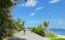 Während unserer Radtour auf La Digue Menschen radeln auf einem Pfad entlang der Küste von La Digue.
