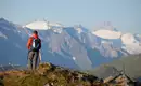 Tolles Bergpanorama in die 3.000er Ein Wanderer steht in den Alpen und blickt auf eine beeindruckende Bergkette.