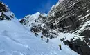 Aufstieg während unserer Skitour Gruppe von Skitourengehern auf verschneitem Berg in Norwegen.