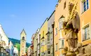 Sterzing in Südtirol: Historische Altstadt Historische Altstadt von Sterzing mit bunten Gebäuden und Statue.