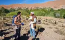 Pause während unserer Wanderung im Saghro-Gebirge Wanderer im Gespräch mit Einheimischen in Marokko.