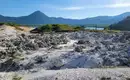 Landschaft im Shiretoko Nationalpark Steinige Landschaft vor Bergen im Shiretoko Nationalpark, Hokkaido