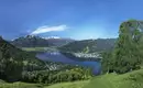 Blick über Zell am See und die Alpen Panoramablick auf Zell am See und umliegende Alpenlandschaft.
