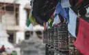 Gebetsmühlen in Nepal Farbige Gebetsfahnen und Gebetsmühlen in einem nepalesischen Tempel.