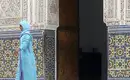 Marokkanische Architektur erleben Eine Person vor einem verzierten Tor in Marokko.
