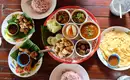 Traditionelles thailändisches Essen genießen Ein Buffet mit traditionellen thailändischen Gerichten, stilvoll angerichtet.