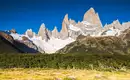 Beeindruckende Patagonische Landschaft Patagoniens majestätische Berglandschaft mit Gletscher im Hintergrund.