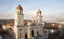 Kolonialarchitektur in Santiago de Cuba Eine Ansicht einer großen Kolonialkirche in Santiago de Cuba umgeben von urbaner Landschaft.