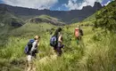 Unterwegs in den Drakensbergen Gruppe von Wanderern in den grünen Drakensbergen Südafrikas.
