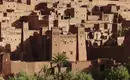 Lehmstadt Ait Benhaddou in Marokko Ait Benhaddou mit traditionellen Lehmbauten und Palmen im Vordergrund.