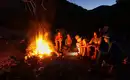 Abendliche Lagerfeuer-Romantik beim Trekking Gruppe von Trekkingteilnehmern am Lagerfeuer in der Dämmerung