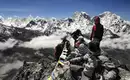 Trekking im Himalaya Gebirge Reisegruppe im Himalaya vor schneebedeckten Bergen und Gebetsfahnen.