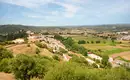 Aussicht auf São Luis, Alentejo Luftaufnahme von São Luis, umgeben von Hügeln und Feldern im Alentejo, Portugal.