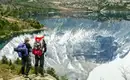 Tolle Spiegelung der Berge am See Zwei Wanderer in Patagonien betrachten malerischen See.