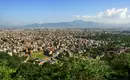 Blick über Kathmandu Panorama von Kathmandu mit umliegenden Hügeln unter blauem Himmel.