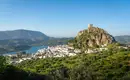 Aussicht auf Zahara de la Sierra mit Hügeln und Burg.