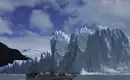 Erkundung des Perito Moreno Gletschers Boot vor majestätischem Perito Moreno Gletscher in Patagonien.
