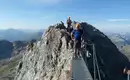 Bergwanderer auf dem Heilbronner Höhenweg Bergsteiger mit Helm auf schmalem Steg im Allgäuer Hochgebirge