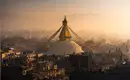 Sonnenuntergang über Boudhanath-Stupa Die Boudhanath-Stupa bei Sonnenuntergang umgeben von Gebäuden.