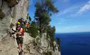 Abenteuerlicher Selvaggio Blu Trek Gruppe von Kletterern auf einem felsigen Küstenpfad in Sardinien