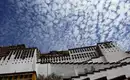 Potala-Palast in Lhasa unter Wolken Blick auf den Potala-Palast in Lhasa mit imposantem Wolkenhimmel.