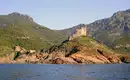 Mittelalterliche Festung am Meer Korsische Küstenlandschaft mit historischem Turm am Wasser.