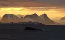 Uns gefallen die Lofoten bei Sonnenuntergang am Besten! Dramatische Berge und Meer auf den Lofoten bei Sonnenuntergang.