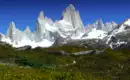 Immer wieder ein tolles Panorama: Majestätische Gipfel in Patagonien Schneebedeckte Berge und grüne Landschaft in Patagonien, Chile