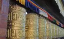 Gebetsmühlen in Nepal Goldene Gebetsmühlen mit tibetischen Schriftzeichen in Nepal.