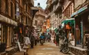 Belebte Straße in Bhaktapur Eine belebte Straße in Bhaktapur mit historischen Gebäuden und Geschäften.