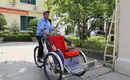 Rikschas in Vietnam - immer noch sehr beliebt! Ein Mann fährt eine traditionelle Rikscha in Vietnam.