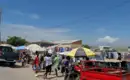 Straßenszene in Angola Markt mit Ständen und Menschen in Angola bei sonnigem Wetter