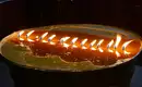 Traditionelle tibetische Butterlampen Mehrere brennende Butterlampen in einem tibetischen Kloster.