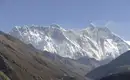 So imposant: Majestätische Himalaya-Berglandschaft Blick auf schneebedeckte Gipfel im Himalaya und grünes Tal.