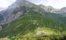 Bergpanorama in den Berchtesgadener Alpen Wanderweg und Hütte in den Berchtesgadener Alpen mit Berglandschaft im Hintergrund.