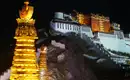 Potala-Palast bei Nacht in Tibet Beleuchteter Potala-Palast bei Nacht in Lhasa, Tibet.