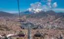 Seilbahnfahrt über La Paz Seilbahn über der Stadt La Paz, umgeben von Bergen und klarer blauer Himmel.