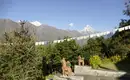 Blick auf Himalaya-Gipfel in Nepal Panoramablick auf Himalaya-Berge mit Gebetsfahnen im Vordergrund in Nepal