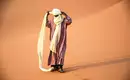 Tuareg in der Sahara Ein Tuareg wickelt seinen Turban in der Wüstenlandschaft.