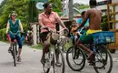 Radfahrer auf den Seychellen Mehrere Menschen fahren auf Fahrrädern auf einer Straße auf den Seychellen.