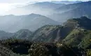 Atemberaubende Himalaya-Landschaft Blick auf terrassenförmige Felder und grüne Hügel im Himalaya.